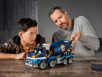 LEGO Technic 42112 - Vater und Sohn beim Bauen